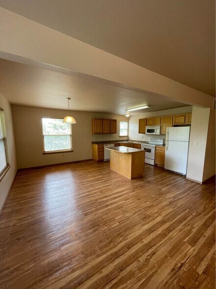 Building Photo - 12 Valley View Dr E