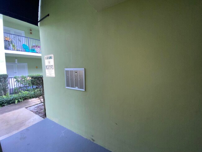 Building Photo - 102 N Lakeside Dr