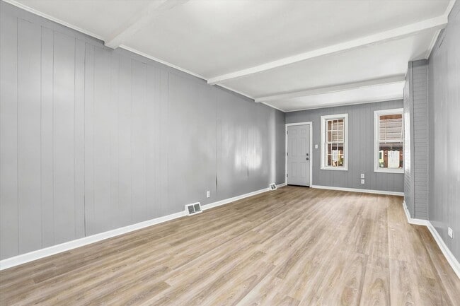 Building Photo - Fully Renovated Single Family House