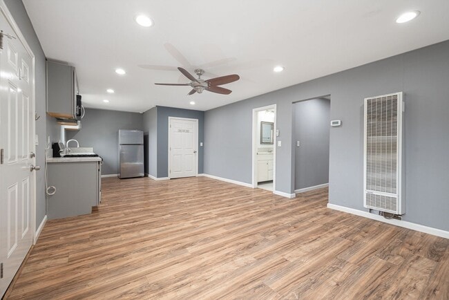Building Photo - * LOW SECURITY DEPOSIT * Recently Renovate...