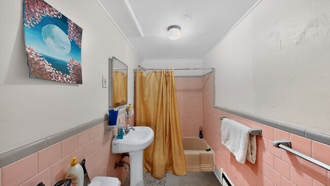 Building Photo - 1071 Beacon St
