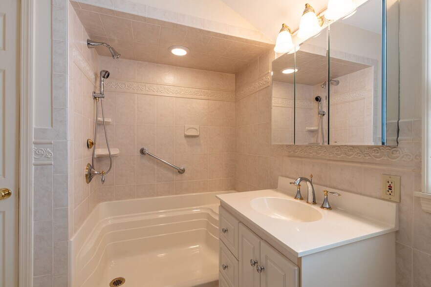 Building Photo - 42 Jefferson Ave