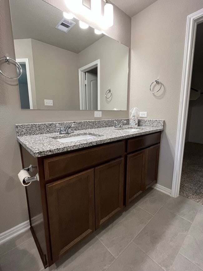 Building Photo - Like new 3 bedroom, 2 bath in the gated community of Point Aquarius/Summerchase