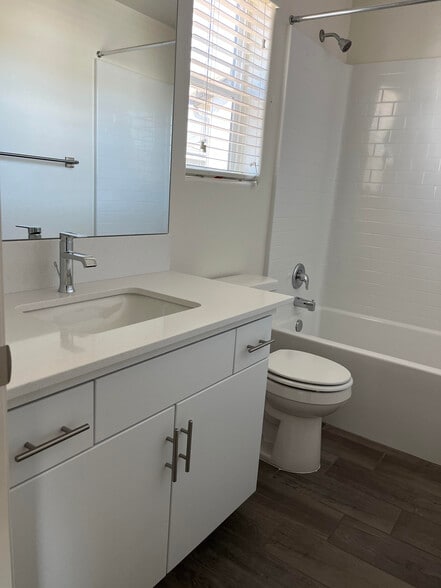 Bathrooms - 2046 N Hammel Ln