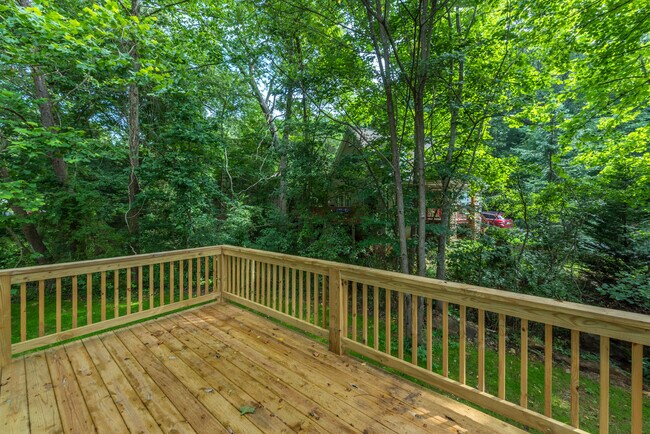2 Private Deck, one over looking the creek - 110 Owens Creek Rd