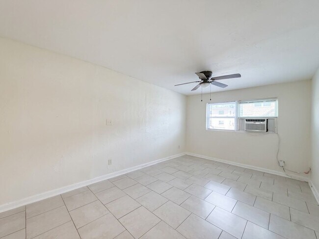 Building Photo - $1400 - 3 Bedroom 1 Bath