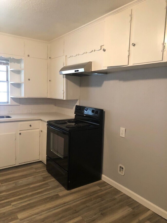 Building Photo - 503 Willow Ave