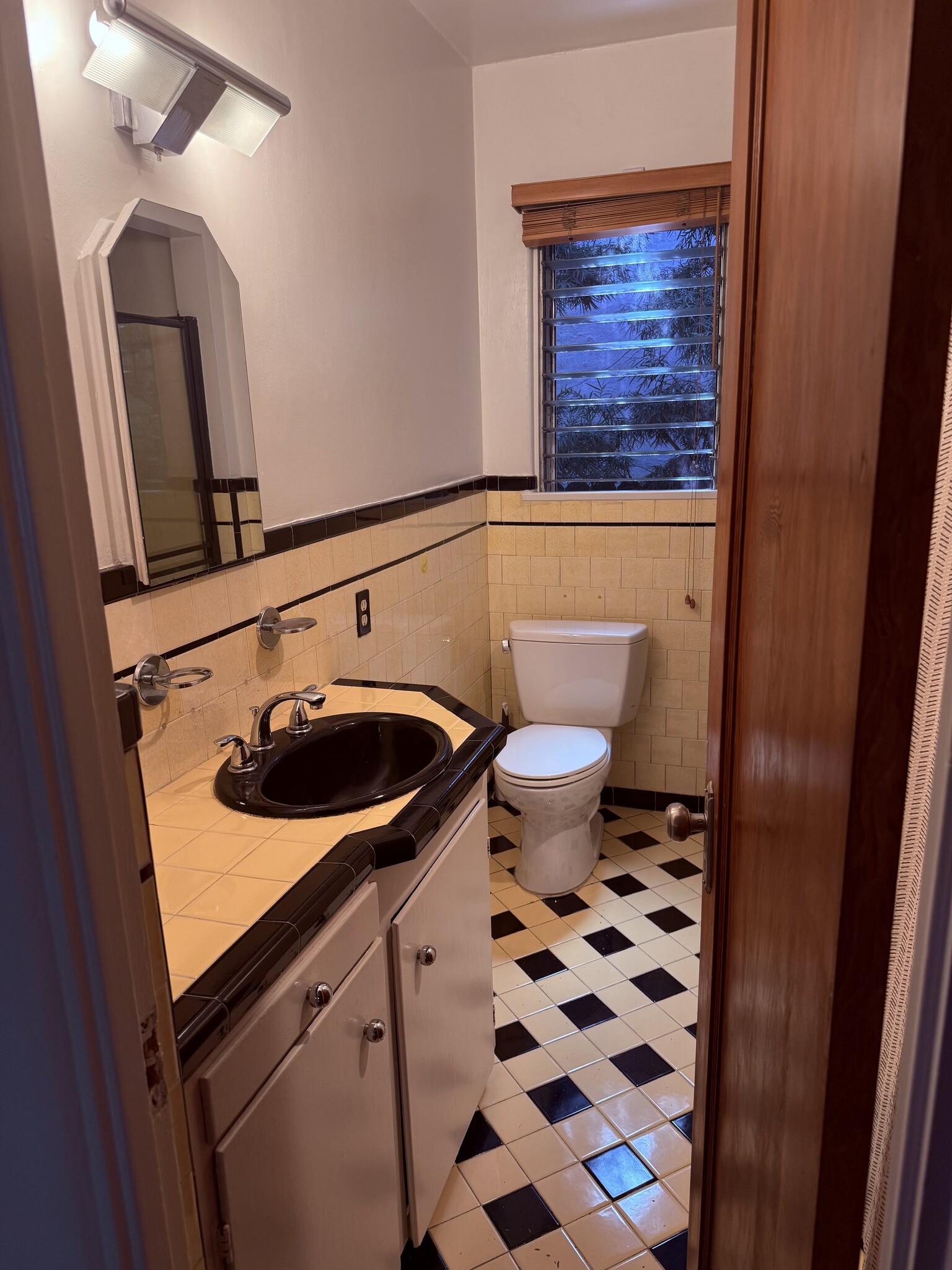 Building Photo - 1023 S Stanley Ave