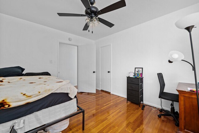 Building Photo - Attached garage + no back house!