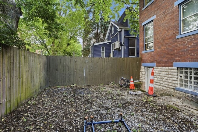 Building Photo - 2215 Victor St