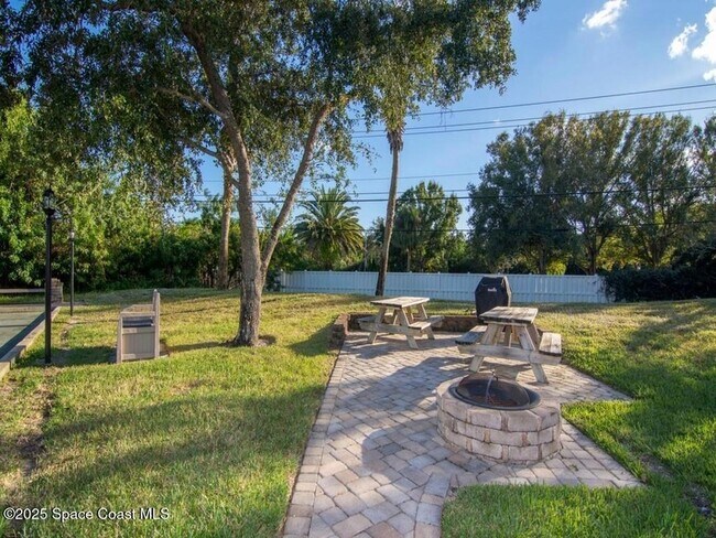 Building Photo - 1150 Breezy Way