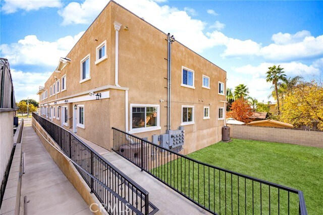 Building Photo - 5639 Huntington Dr