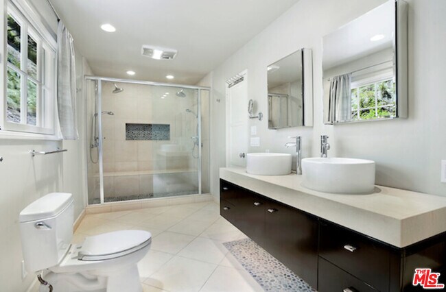 Building Photo - 2326 Canyon Dr