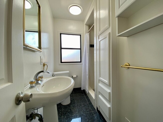 Building Photo - Renovated Single-Family Home on the Penins...