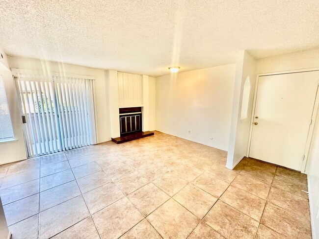 Building Photo - Spacious 2/1 Condo in Gated Community