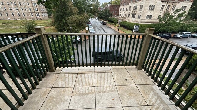 Building Photo - 348 N Newstead Ave