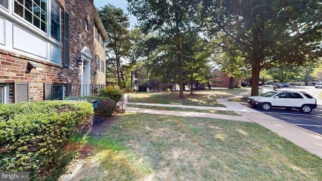 Building Photo - 2303 McGregor Ct