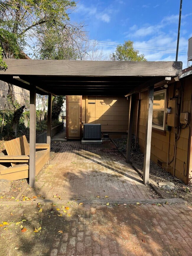 Building Photo - CHARMING 4 BED 2 BATH HOUSE NEAR DOWNTOWN