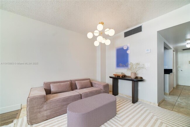 Building Photo - 999 Brickell Bay Dr