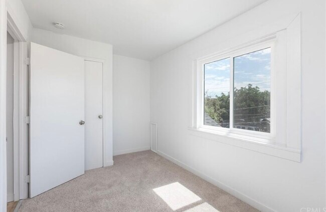 Building Photo - 1563 W 23rd St