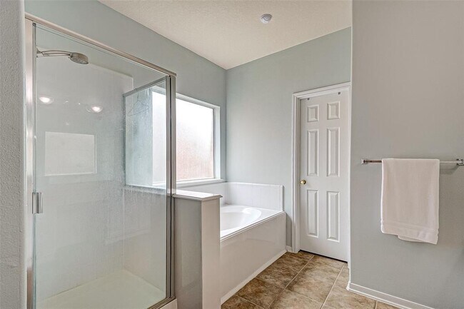 Building Photo - 15131 Live Oak Bend Way