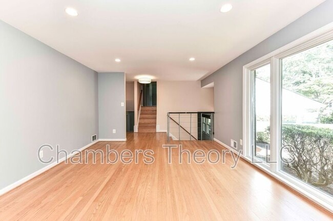 Building Photo - 9205 Hamilton Dr