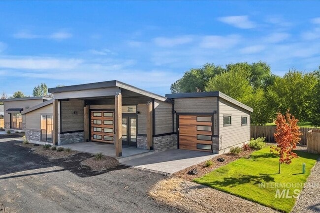 Building Photo - 362 London St