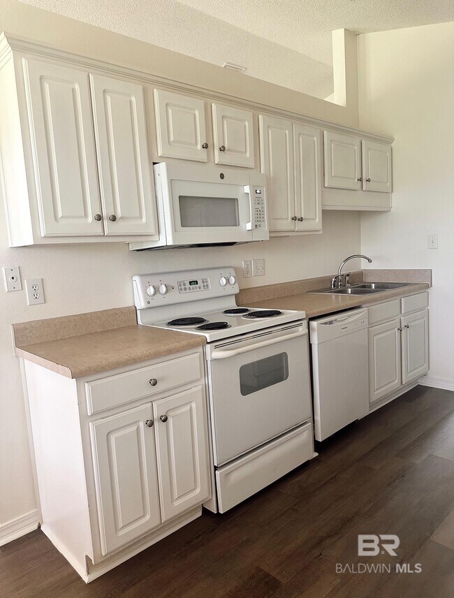 Building Photo - 2700 Hampton Park Cir