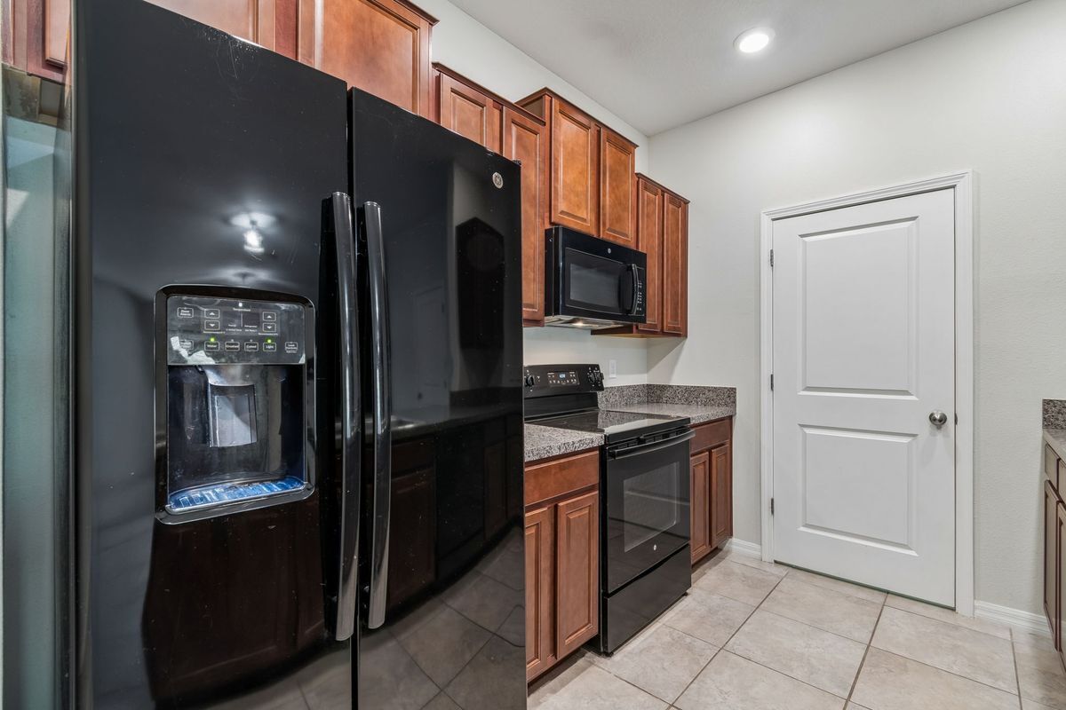 Building Photo - 10687 Lake Montauk Dr
