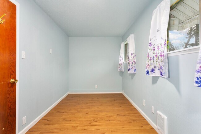 Building Photo - AVAILABLE FOR RENT – Beautiful 4BD / 2BA Home in Tacoma!