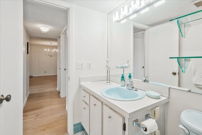 Building Photo - Meadowbrook Lakes View East Condominiums - Dania Beach