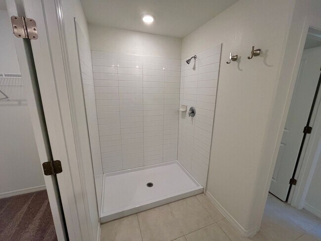 Building Photo - Sapcious 5-Bedroom Home In Quiet Lakeland ...