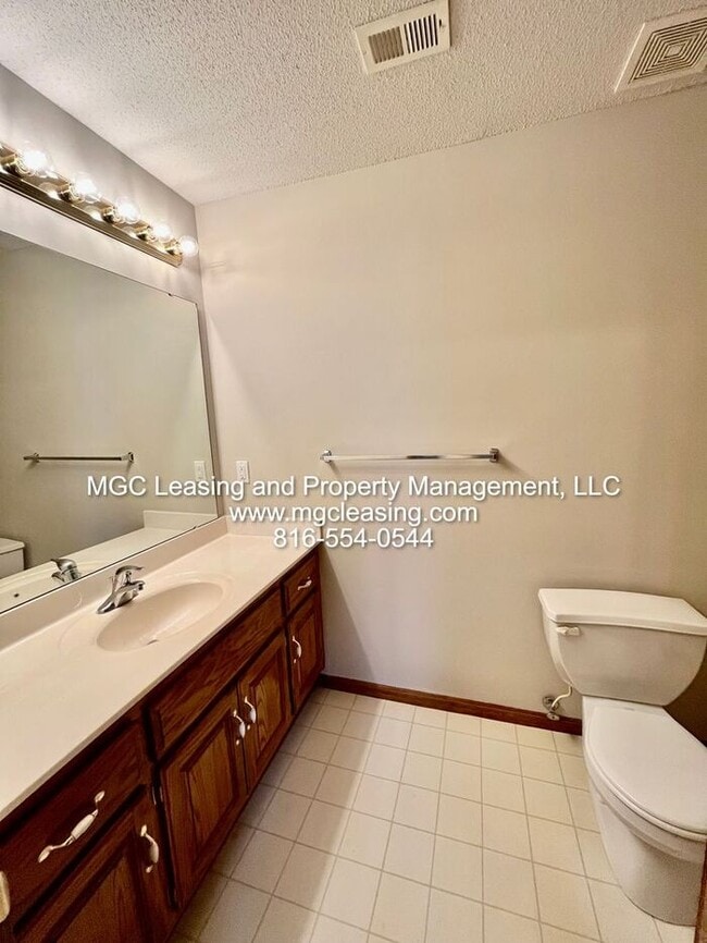 Building Photo - Remington Village Townhome in Raymore with unfinished basement!