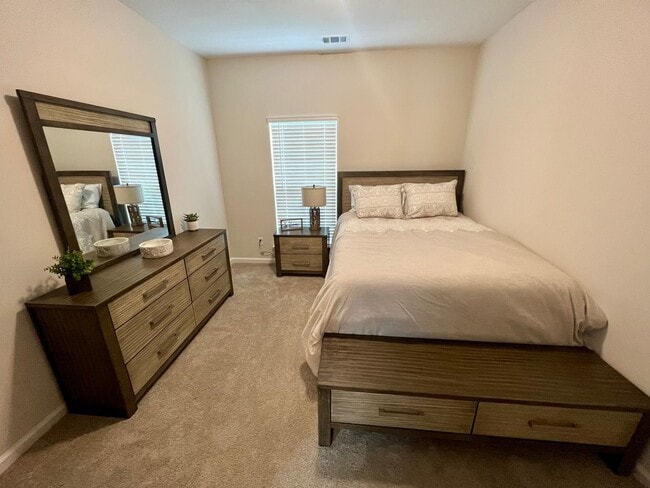 Building Photo - Stunning well kept 4 bed/ 3 bath home!