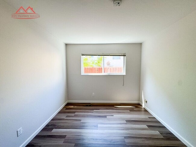 Building Photo - 411 College Ave