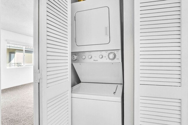 Building Photo - Beautiful one bedroom/one bath in the Verano community at UTC! Close to so much!