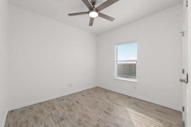 Building Photo - 411 Hinojosa