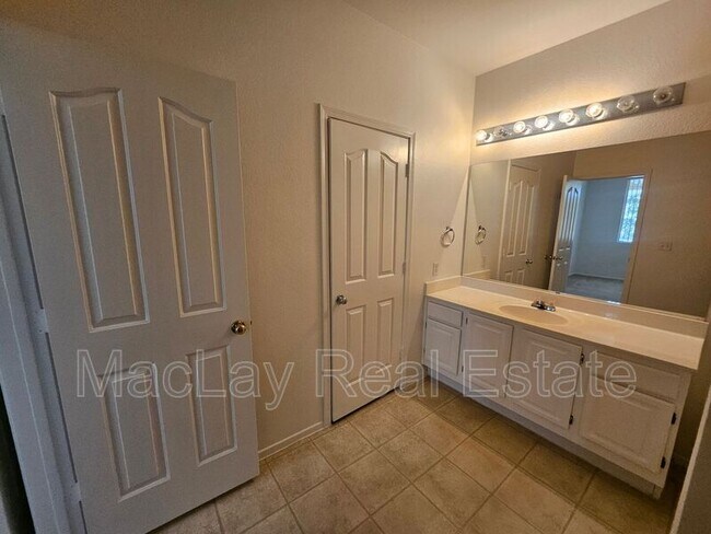 Building Photo - 16013 S Desert Foothills Pkwy