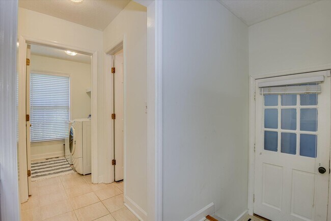 Building Photo - 869 Hickory Ridge Rd