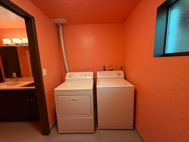 Building Photo - 3 Bed 2.5 Bath in the Heart of Bellevue