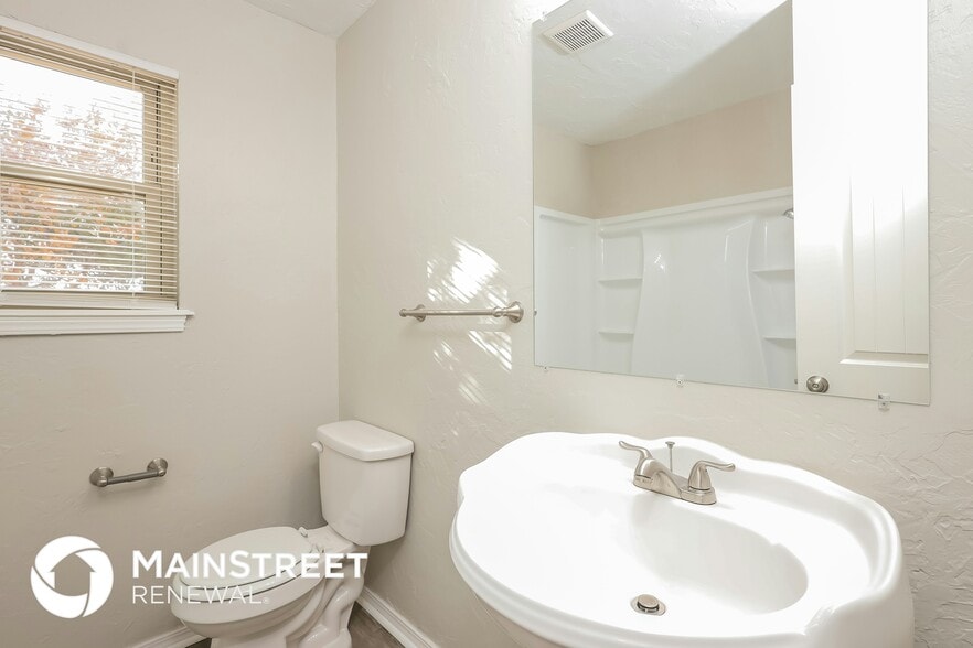 Building Photo - 2101 Westridge Dr