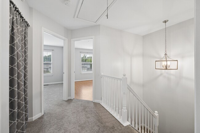 Building Photo - 411 Old Oak Pl