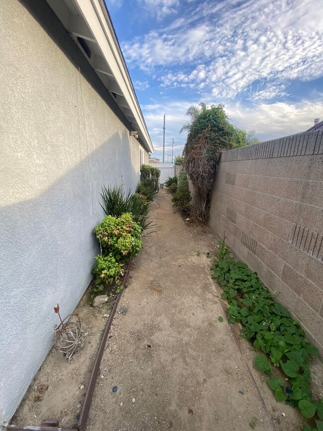 Building Photo - Updated 3 Bedroom Cypress House w/ 2 Car G...
