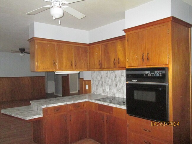 Building Photo - HOUSE -- 3 bedrooms, 2 bathrooms, Garage