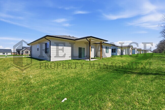 Building Photo - 619 Elmwood St