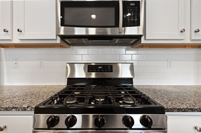 Building Photo - 3 BEDROOM TOWNHOME IN OAKWOOD!