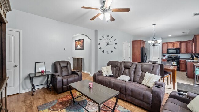 Building Photo - Spacious 3BR Home with Fenced Yard Near Ft. Stewart