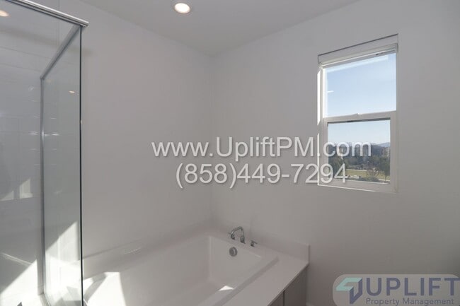 Building Photo - 4 Bed 3.5 Bath Townhome in Chula Vista w/ Washer/Dryer and 2-Car Garage