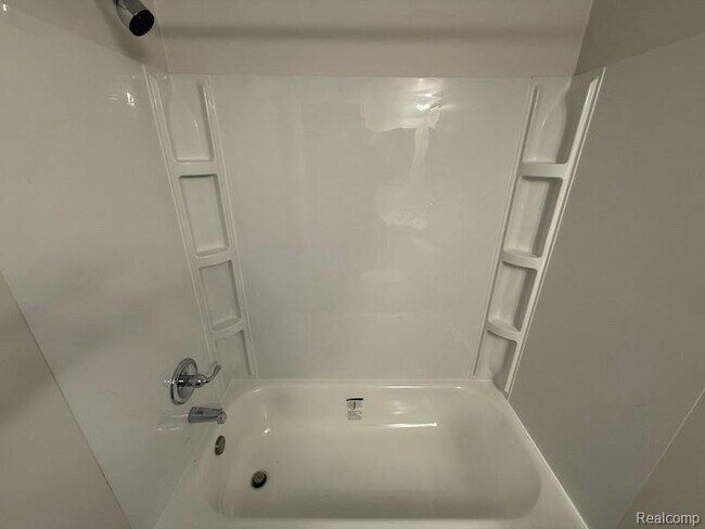 Building Photo - 250 E Thirteen Mile Rd