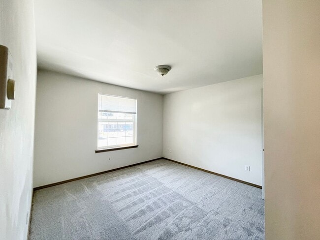 Building Photo - Bright Everett Home with 2-Car Garage(NEW PAINT AND CARPET)